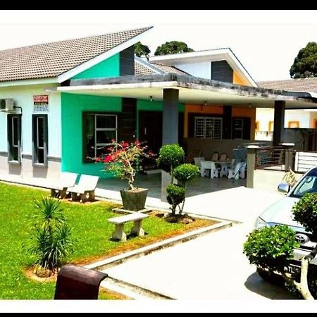 Taiping Homestay Husna Afina Esterno foto